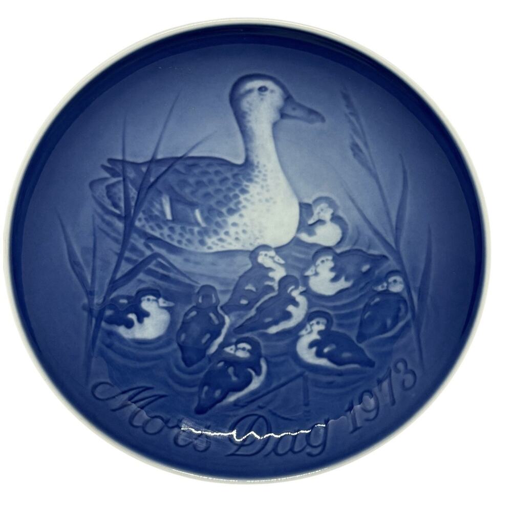 1973 Bing & Grondahl Mother’s Day Cobalt 6” Collectors Plate Mom Nine Ducklings
